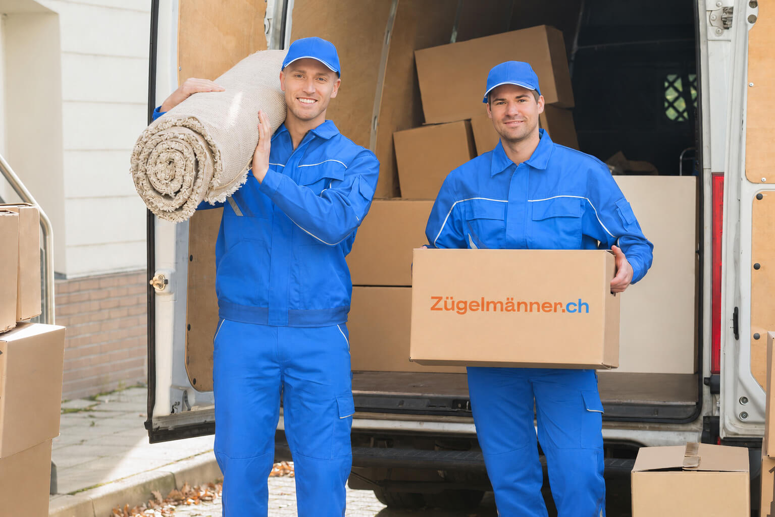 Umzug mit Kartons und Möbeln